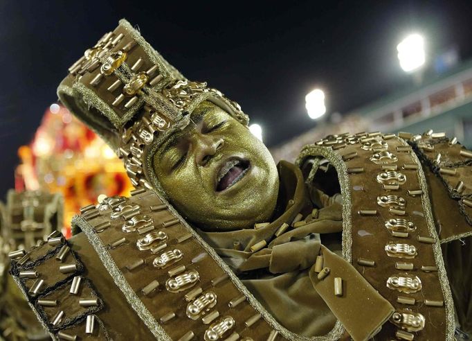 A reveller from the Beija Flor samba school participates during the annual Carnival parade in Rio de Janeiro's Sambadrome, February 11, 2013. REUTERS/Sergio Moraes (BRAZIL - Tags: SOCIETY) Published: Úno. 12, 2013, 3:42 dop.