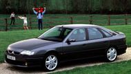 Třešničkou pro fajnšmekry je Renault Safran BiTurbo, kterých do druhé půlky roku 1996 vzniklo jen 806 kusů. Je to klasický vlk v rouše beránčím, zvenčí vypadá téměř stejně jako standardní Safrane, pod kapotou se ale ukrývá dvakrát přeplňovaný třílitrový šestiválec se 193 kW v kombinaci s pohonem všech kol a manuální převodovkou. Vzhledem ke sběratelskému potenciálu ale není pořízení úplně levnou záležitostí.