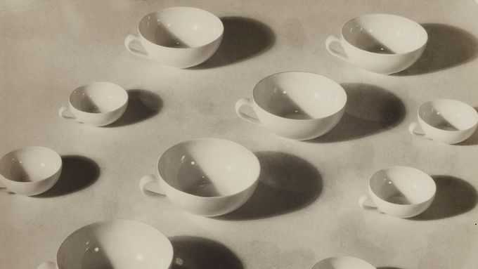 Do aukce půjde fotografie Josefa Sudka z roku 1928, na které jsou šálky ze porcelánového souboru navrženého Ladislavem Sutnarem.