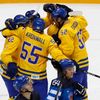 Švédko - Finsko: Loui Eriksson se spoluhráči slaví gól na 1:1