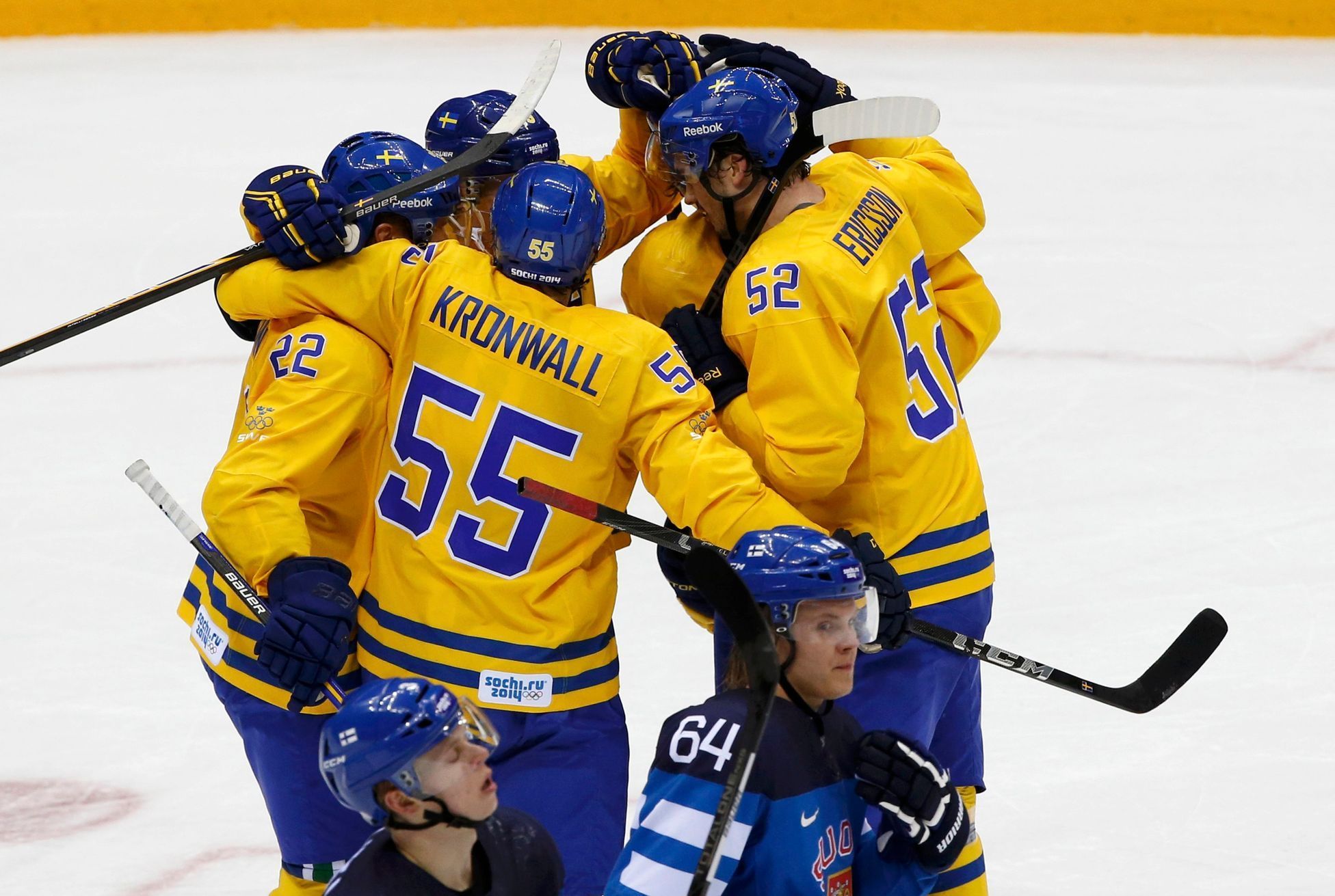 Švédko - Finsko: Loui Eriksson se spoluhráči slaví gól na 1:1
