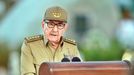 Raúl Castro v roce 2019 během oslav 60 let kubánské revoluce na hřbitově v Santiagu de Cuba. Za jeho zády leží Fidelova hrobka.