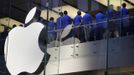 Staff at an Apple store hold a meeting before they open their doors on the day the iPhone 5 went on sale to the public, in central Sydney September 21, 2012. Apple Inc's iPhone 5 hit stores around the globe on Friday, with fans snapping up the device that is expected to fuel a huge holiday quarter for the consumer giant. REUTERS/Tim Wimborne (AUSTRALIA - Tags: BUSINESS SCIENCE TECHNOLOGY TELECOMS) Published: Zář. 20, 2012, 11:57 odp.