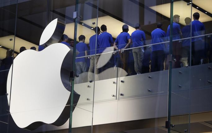 Staff at an Apple store hold a meeting before they open their doors on the day the iPhone 5 went on sale to the public, in central Sydney September 21, 2012. Apple Inc's iPhone 5 hit stores around the globe on Friday, with fans snapping up the device that is expected to fuel a huge holiday quarter for the consumer giant. REUTERS/Tim Wimborne (AUSTRALIA - Tags: BUSINESS SCIENCE TECHNOLOGY TELECOMS) Published: Zář. 20, 2012, 11:57 odp.