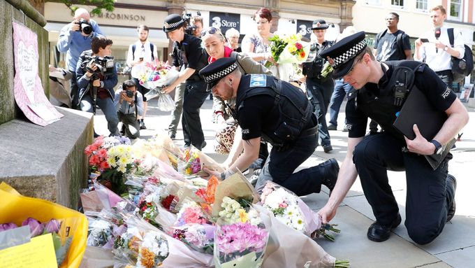 Britští policisté pokládají květiny na místě útoku v Manchesteru.
