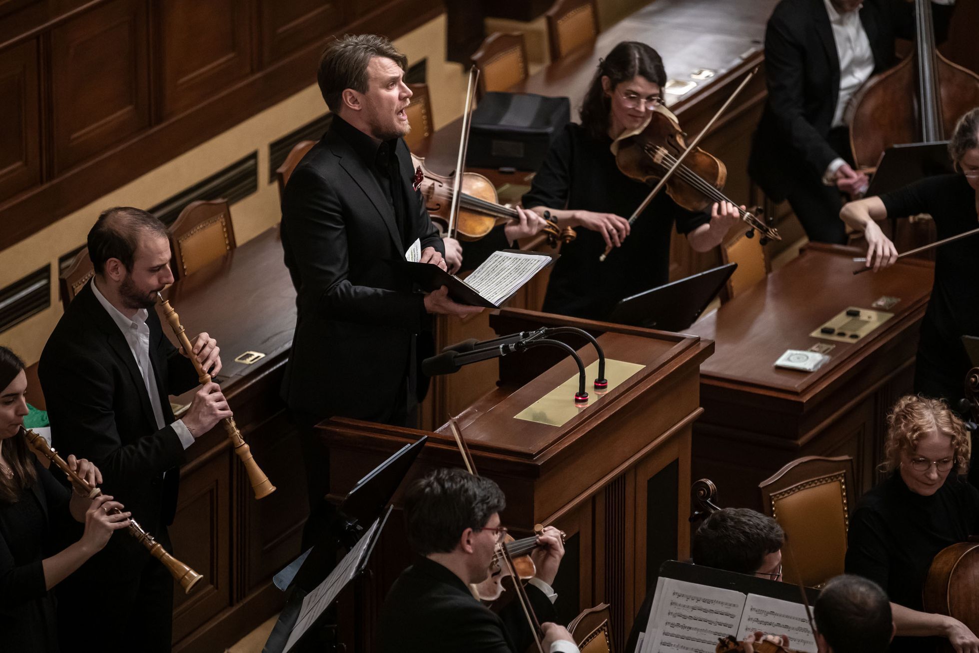 Opera v jednacím sále poslanecké sněmovny, zpívá Vojtěch Dyk a Simona Šaturová