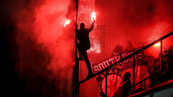 Hamáček chce řešit násilí na stadionech. Po řádění fanoušků si pozval sportovní kluby