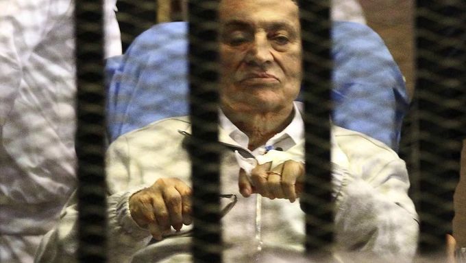 Husní Hubarak na snímku z roku 2013 poslouchá verdikt, na jehož základě byl sice podmínečně propuštěn z vazby, kvůli jinému obvinění ale za mřížemi zůstal.