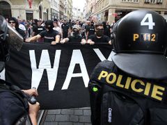 Policisté stojí před extremisty s nápisem "No way for gay" na Masarykově třídě v Brně. Neonacisté přijeli zabránit homosexuálům v jejich "duhovém" pochodu
