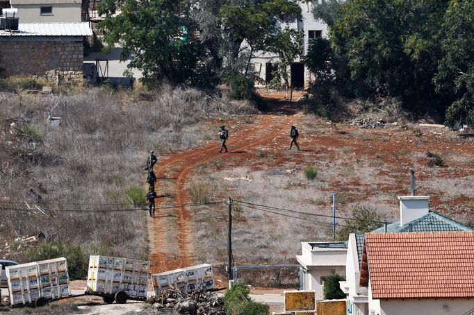 Izraelští vojáci hlídkují v Metule.