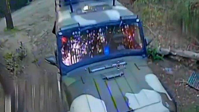 Ukrajinští vojáci pokračují v útocích pomocí FPV dronů s pohledem z první osoby