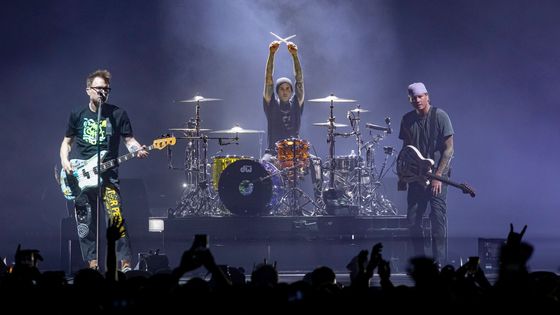 Recenze: Blink-182 vyprodali pražskou O2 arenu. Měli blbé řeči, ale krásné písně