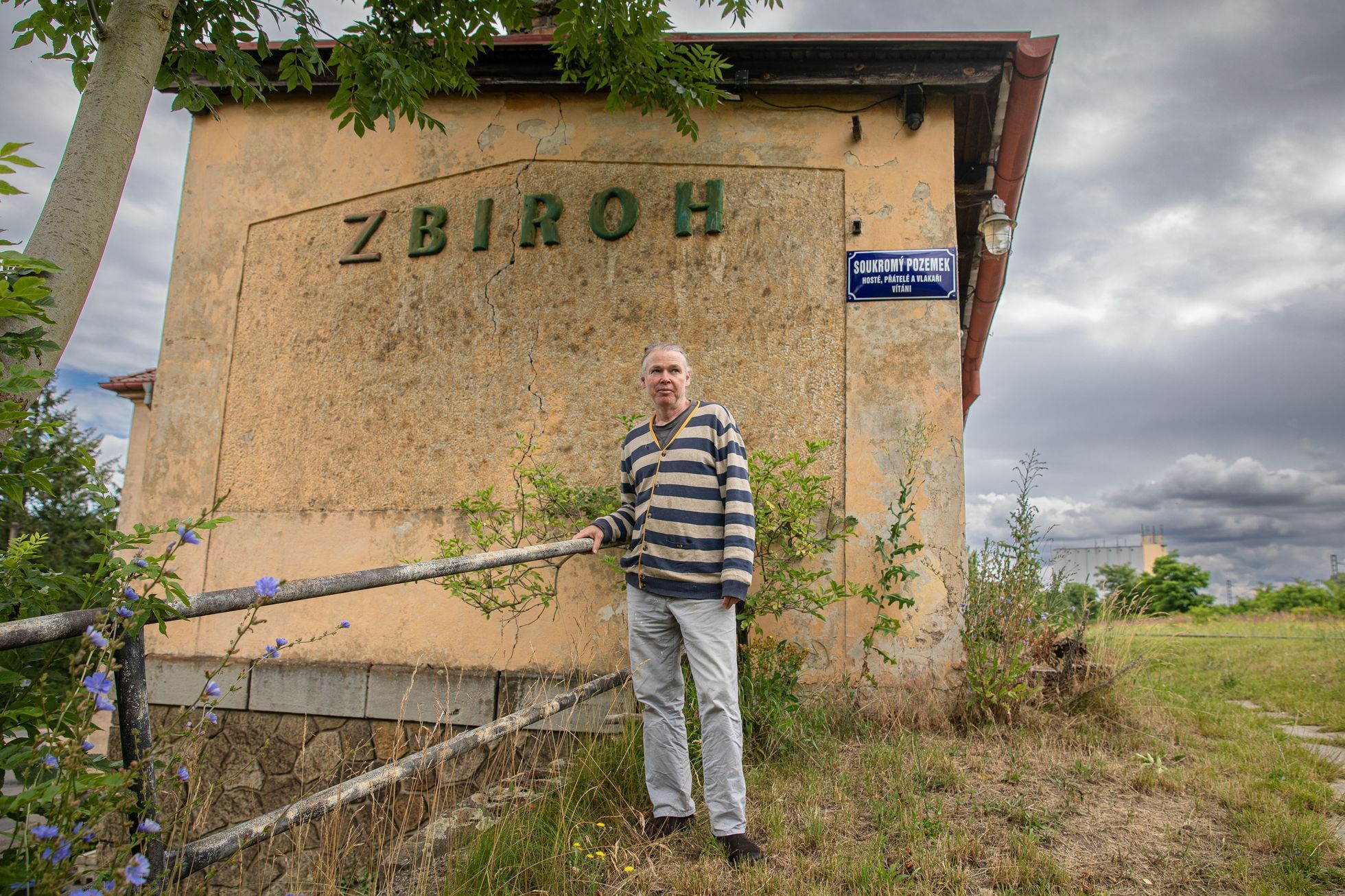 Ubytování na bývalé vlakové stanici Zbiroh, obec Kařez, majitel Jamison Young