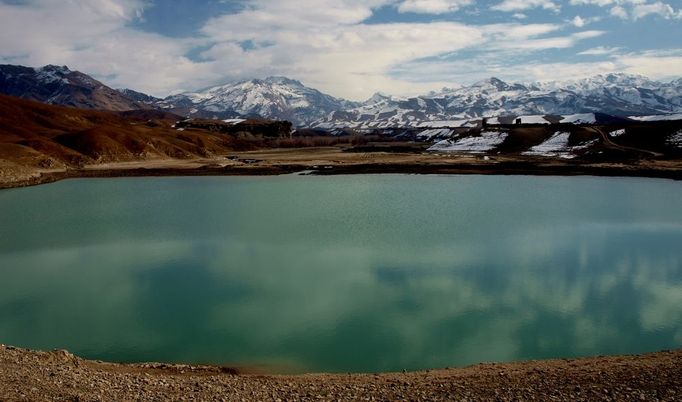 Český Provinční rekonstrukční tým ve východoafghánské provincii Logar dokončil zatím svůj největší projekt. Revitalizace přehradní nádrže Surchab byla zahájena již v prvním roce působení českého PRT a stála celkově 18 milionů korun. Vodu z jediné funkční přehrady v provincii využívají tisíce afghánských farmářů.