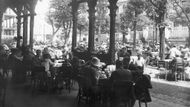 Rušné odpoledne v zahradní restauraci před Národním domem na Vinohradech. Fotografie pořízená kolem roku 1920. Restaurace v místech dnešní Blanické ulice byla zrušena v šedesátých letech.