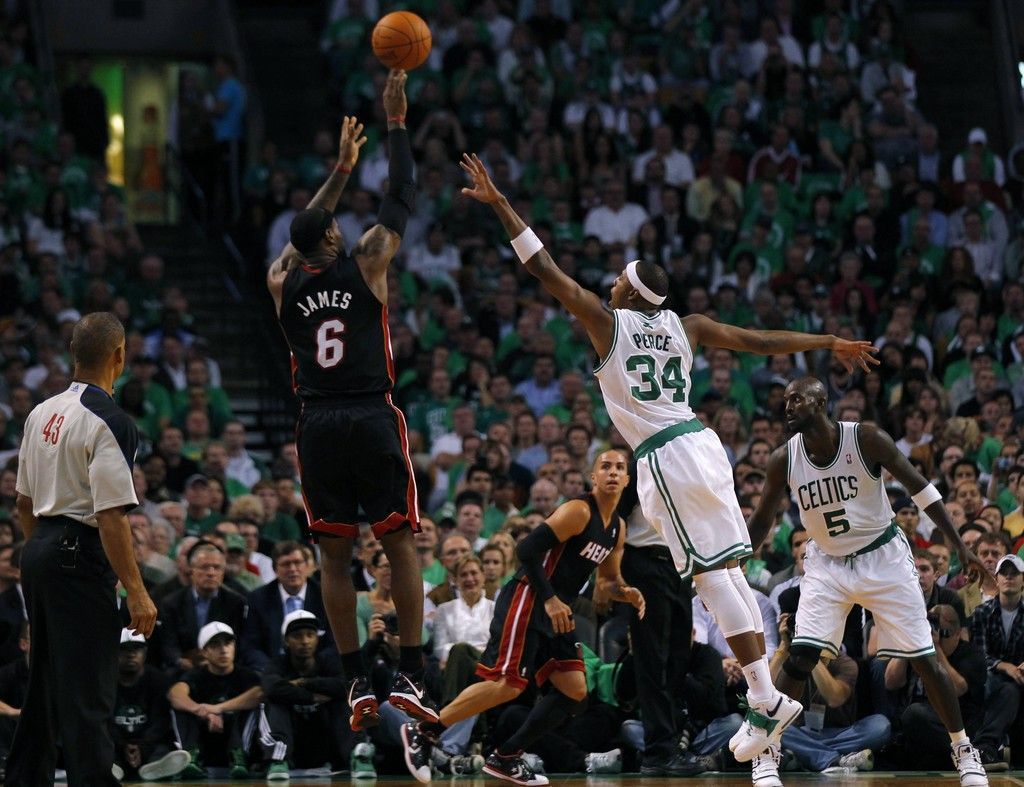 Začala NBA. James poprvé v dresu Miami