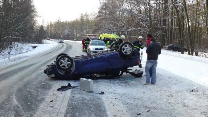 Sníh stále trápí řidiče. Tak to vypadá na českých silnicích