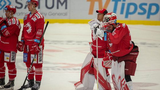 Hokejisté Vítkovic slaví gól v třinecké síti.