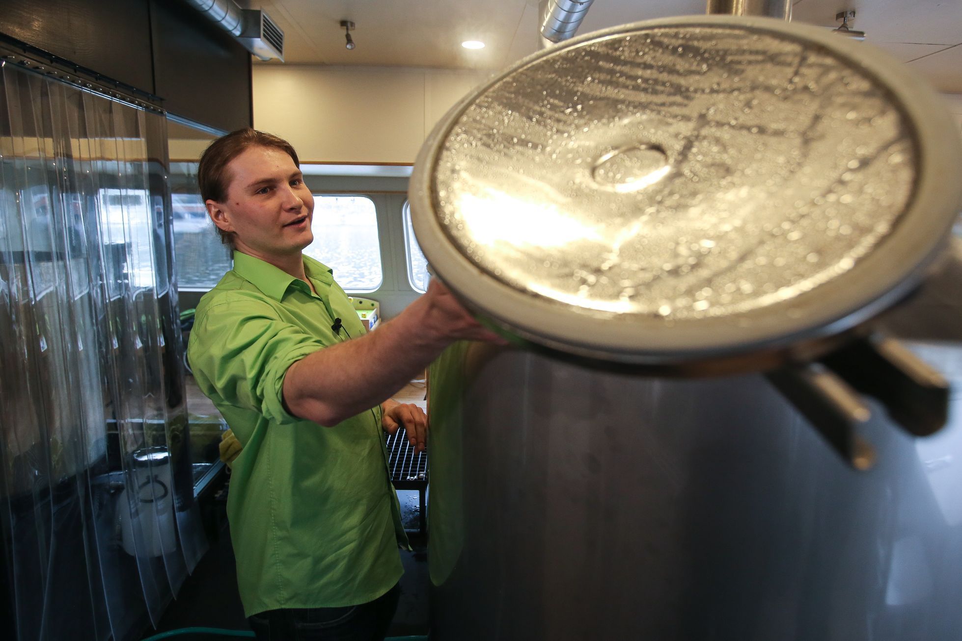 Loď Pivovar - restaurace s vlastním pivovarem na lodi v Praze