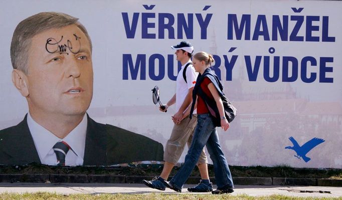 Mirek Topolánek na sarkastickém billboardu. Momentka z Ostravy.