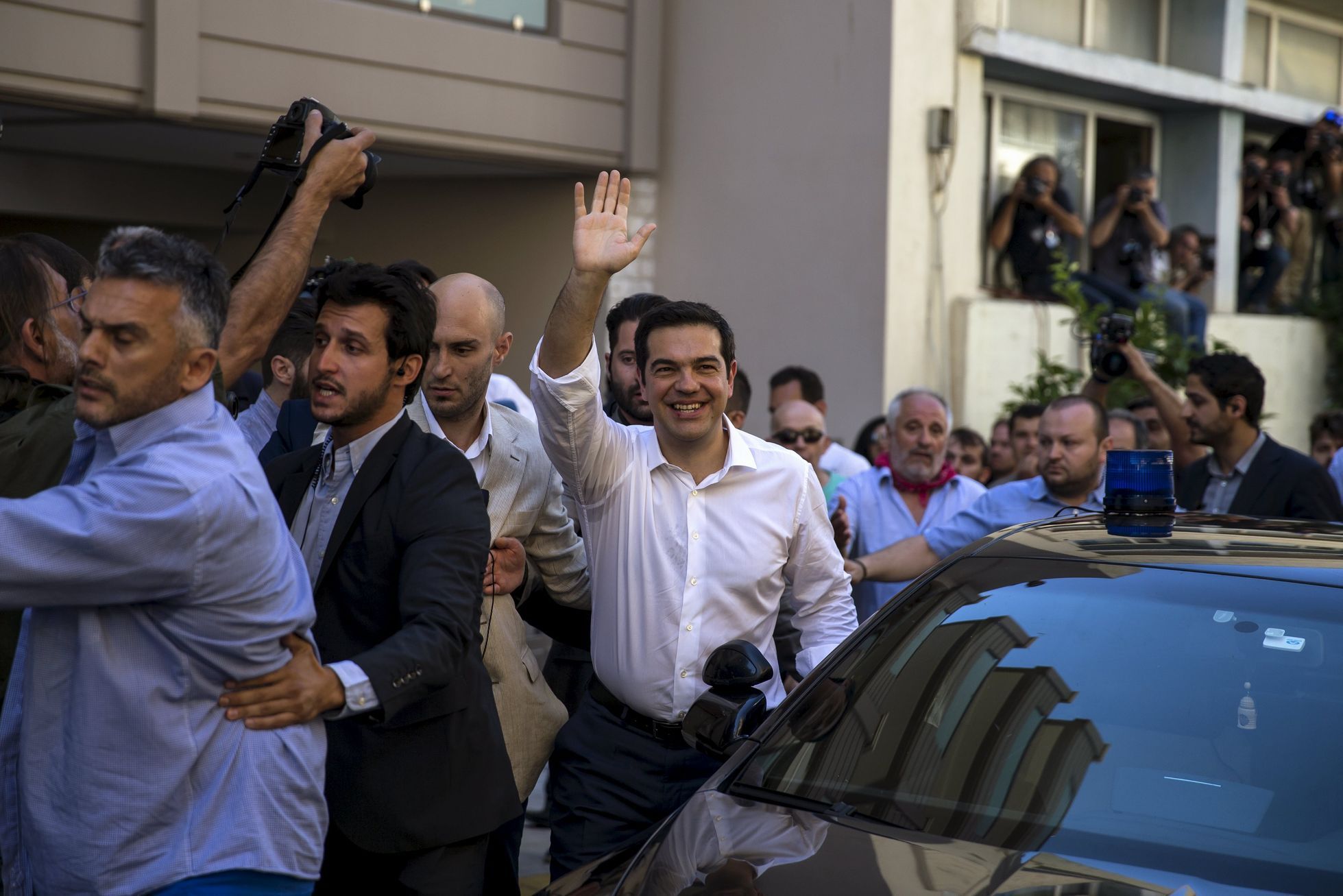 Alexis Tsipras před volební místností v Aténách.