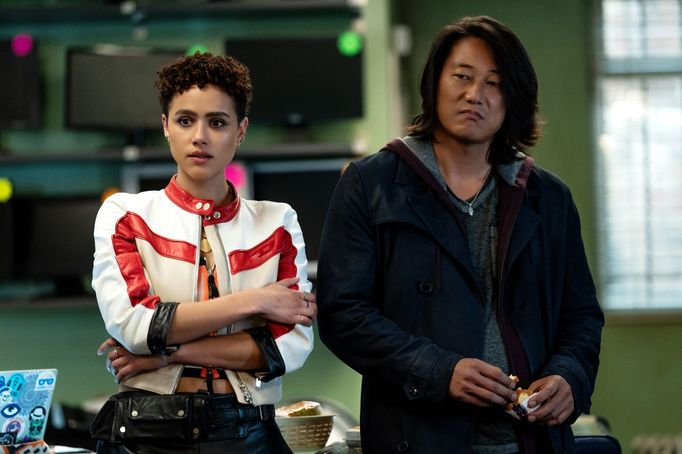 Nathalie Emmanuel v roli Ramsey a Sung Kang jako Han Lue.