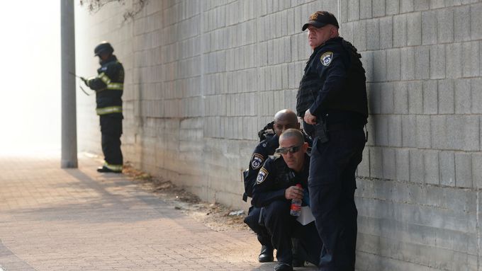 Policie v Izraeli během sirén, které varují před raketami.