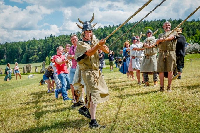 Kromě Selských slavností se v Holašovicích tradičně koná slavnost slunovratu a keltská ohňová noc a také představení Prodaná nevěsta (archivní fotografie).