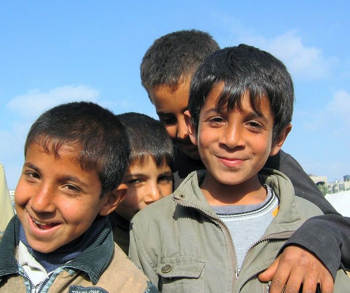 Bez domova z cihel, ale veselé. Děti jako každé jiné. Tyhle žily ve stanech. Pásmo Gazy.