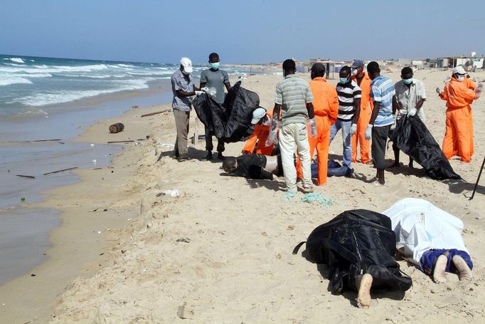 U libyjských břehů se potopila loď s uprchlíky, na 170 jich zahynulo.