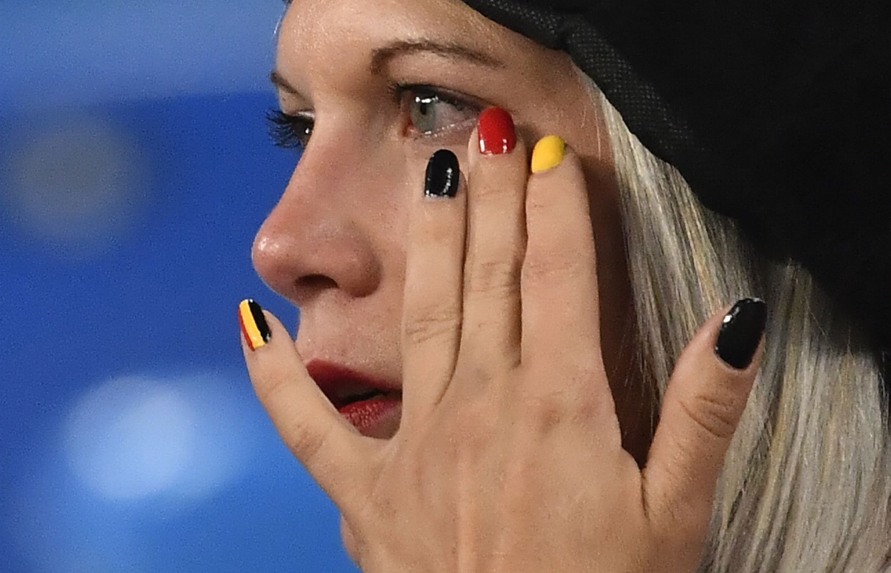 Smutná belgická fanynka po semifinále MS 2018 Francie - Belgie