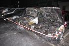 Pokus o vraždu, říká policie o výbuchu auta v Měcholupech