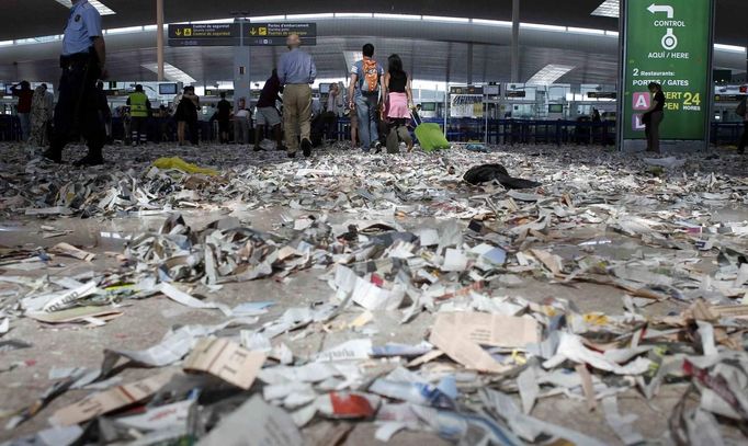 Passengers walk on by during a protest by cleaning staff in Barcelona's airport, May 29, 2012. Cleaning staff working for a company who have a contract with the airport demonstrated against pay and benefits cuts made by their employer. REUTERS/Albert Gea (SPAIN - Tags: CIVIL UNREST BUSINESS TRANSPORT) Published: Kvě. 29, 2012, 5:47 odp.