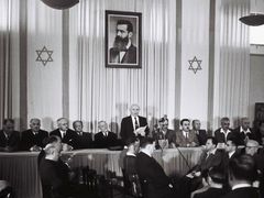 První izraelský premiér David Ben Gurion čte Deklaraci nezávislosti Státu Izrael, 14. května 1948, Tel Aviv.