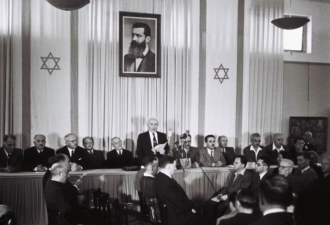 První izraelský premiér David Ben Gurion čte Deklaraci nezávislosti Státu Izrael, 14. května 1948, Tel Aviv.