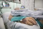 Jak smrtící je epidemie v Česku? V říjnu umíralo o polovinu lidí více než je obvyklé