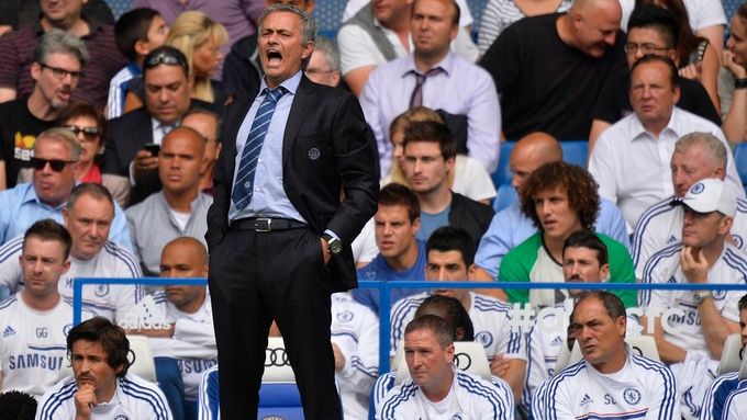 José Mourinho stojí znovu na lavičce Chelsea. Podívejte se na fotografie.