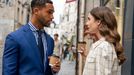 Lucien Laviscount v roli Alfieho a Lily Collinsová jako Emily.