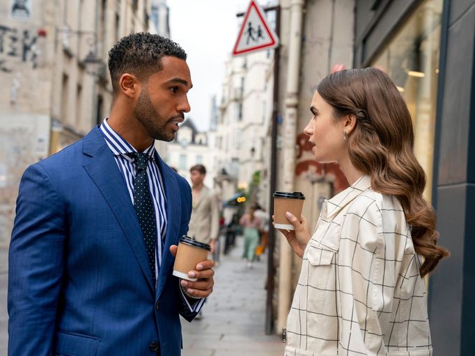 Lucien Laviscount v roli Alfieho a Lily Collinsová jako Emily.