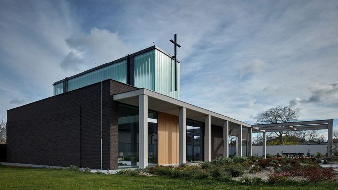 Nový kostel v Kladně má prosklenou věž a kavárnu. Po setmění naviguje lidi zpět domů