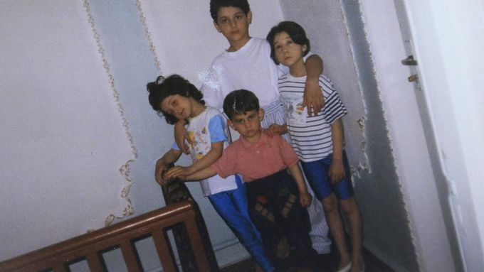 Nedatovaný snímek mladšího Džochara, Tamerlana a jejich dvou sester.
