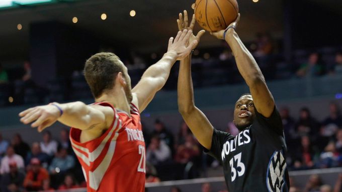 Basketbalisté Houstonu si ve středečním utkání NBA poradili s oslabenou Minnesotou
