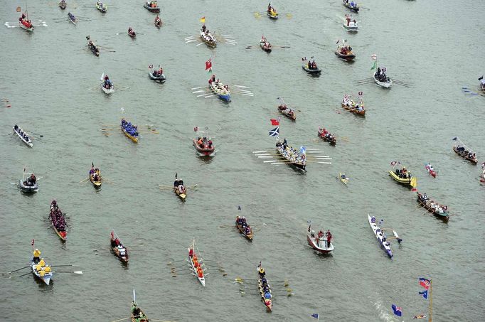 RNPS IMAGES OF THE YEAR 2012 - The manpowered section of the Diamond Jubilee River Pageant makes its way along the River Thames in central London June 3, 2012. Britain's Queen Elizabeth joined an armada of 1,000 boats in a gilded royal barge, in a pageant down the River Thames on Sunday in a spectacular highlight of four days of nationwide celebrations to mark her Diamond Jubilee. REUTERS/Owen Humphreys/Pool (BRITAIN - Tags: ANNIVERSARY ENTERTAINMENT SOCIETY ROYALS) Published: Pro. 4, 2012, 1:17 dop.