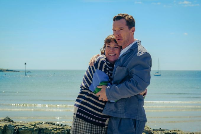 Olivia Colmanová a Benedict Cumberbatch ve filmu Roseovi (2025).
