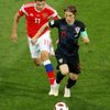 Roman Zobnin a Luka Modrič v zápase Rusko - Chorvatsko na MS 2018