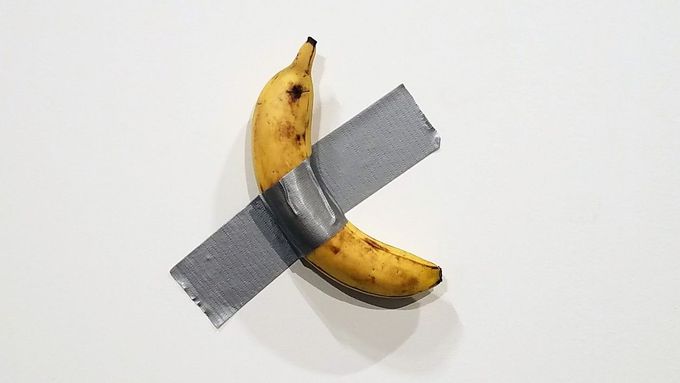 Italský umělec Maurizio Cattelan své dílo Comedian (Komik) v roce 2019 prodal za 120 tisíc dolarů (skoro tři miliony korun). Přitom šlo jen o banán přilepený ke zdi.