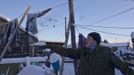 Igor Vinokurov, 35, knocks snow and ice off a frozen washing line in the village of Oymyakon, in the Republic of Sakha, northeast Russia, January 26, 2013. The coldest temperatures in the northern hemisphere have been recorded in the Oymyakon valley, where according to the United Kingdom Met Office a temperature of -67.8 degrees Celsius (-90 degrees Fahrenheit) was registered in 1933 - the coldest on record in the northern hemisphere since the beginning of the 20th century. Yet despite the harsh climate, people live in the valley, and the area is equipped with schools, a post office, a bank, and even an airport runway (albeit open only in the summer). Picture taken January 26, 2013. REUTERS/Maxim Shemetov (RUSSIA - Tags: SOCIETY ENVIRONMENT) ATTENTION EDITORS: PICTURE 13 OF 27 FOR PACKAGE 'THE POLE OF COLD' SEARCH 'MAXIM COLD' FOR ALL IMAGES Published: Úno. 18, 2013, 11:25 dop.