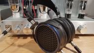 MrSpeakers Ether Flow: Nebyl by to CES, abychom na něm nenašli nějakou zajímavou akustickou libůstku. Loni to byla nová verze zvukového systému Sennheiser Orpheus. Letos jsme objevili malou firmu MrSpeakrs, která funguje v podstatě jako rukodělná dílna a vyrábí fantastická sluchátka. Otevřená sluchátka Ether Flow a jejich uzavřená verze Ether Flow C patří do absolutního high-endu. Jejich cena se pohybuje kolem 55 tisíc korun s DPH a kvalita zvuku tomu odpovídá: je fantastická. Pokud byste chtěli stejně kvalitní zvuk z reprosoustavy, stály by stovky tisíc. Díky použití uhlíkových vláken, titanu a 3D tisku, jsou sluchátka Ether navíc nesmírně lehká a neskutečně pohodlná.