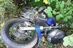 Motorkář přišel při havárii u Benešova o nohu