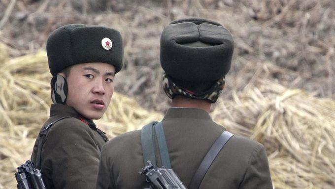 Severokorejští vojáci střeží hranici KLDR.